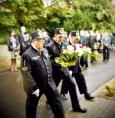 /album/fotogalerie/a56-smutne-vyroci-dolu-dukla-nasi-pokladaji-k-pamatniku-kytici-jpg/